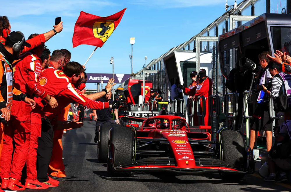 红牛车队碾压索伯车队,塞恩斯带队取胜 红牛车队碾压索伯车队,塞恩斯带队取胜